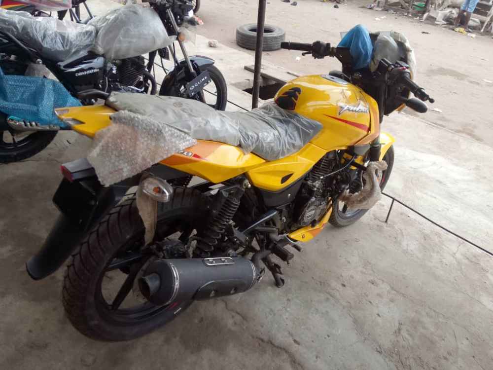 Bajaj Pulsar 220 image - Mobiarket